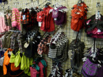 Afdeling kleding in een hondenwinkel...